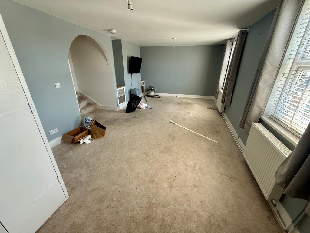 Lot: 84 - VACANT MIXED USE BUILDING IN TOWN CENTRE - Living room